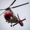 Ein Rettungshubschrauber setzt zur Landung auf dem Flugplatz einer Klinik an.