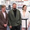 Jesse Plemons (l-r), Giorgos Lanthimos und Emma Stone  stellen «Kinds of Kindness» in Cannes vor.