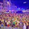 Tausende Menschen feierten bei den Augsburger Sommernächten an verschiedenen Örtlichkeiten in der Innenstadt. Etwa hier vor der großen Bühne am Ulrichsplatz.
