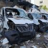 Nach dem russischen Angriff auf Charkiw sind eine Reihe von Lieferfahrzeugen komplett zerstört.