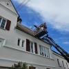 Die Feuerwehr musste den auf dem Dach des Burgauer Farbenhauses abgestürzten Storch Flo mit der Drehleiter retten.