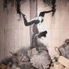 Banksy in künstlicher Straßenkulisse, das beitet die Ausstellung "House of Banksy" in München.