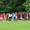 Vor dem Spiel stellten sich die Spieler der VG-Auswahl (rot-weiße Trikots), die U19 des FC Ausgburg (dunkle Trikots) und das Schiedsrichtergespann zum gemeinsamen Foto auf.
