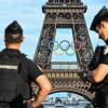 Am Eiffelturm leuchten schon die olympischen Ringe. Doch die Sorge um die Sicherheit der Spiele ist ebenso allgegenwärtig. 