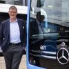 Daimler-Buses-Geschäftsführer Till Oberwörder mit den beiden ersten von 14 E-Bussen für Ulm und Neu-Ulm. 