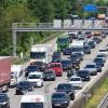 Urlaubsstress auf der Autobahn? Unnötige Spurwechsel im Stau erhöhen nur das Unfallrisiko, warnt der Tüv Thüringen. Besser: Mehr Abstand halten, Fuß vom Gas und rechtzeitig an die Rettungsgasse denken.