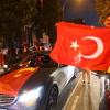 Vor allem türkische Fans feiern Siege ihrer Mannschaft mit Flaggen und Hupen.