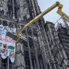 Geprüft wird, ob die Klimaaktivisten mit einer Hebebühne vom Ulmer Münster geholt werden können.