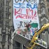 Am Dienstagmorgen um sechs Uhr wurde die Polizei alarmiert Drei junge Kimaaktivisten kletterten auf den Hauptturm des Ulmer Münsters und hängten ein Banner auf. Die Aufschrift: ""Wäre Jesus Klimaaktivist?" Die polizeibekannten jungen Menschen baumelten zusätzlich am Münster. Die Verhaftung vor zahlreichen Schaulustigen auf dem Ulmer Münsterplatz erfolgte per Kran und zog sich dreieinhalb Stunden hin.