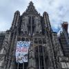 Am Dienstagmorgen um sechs Uhr wurde die Polizei alarmiert Drei junge Kimaaktivisten kletterten auf den Hauptturm des Ulmer Münsters und hängten ein Banner auf. Die Aufschrift: ""Wäre Jesus Klimaaktivist?" Die polizeibekannten jungen Menschen baumelten zusätzlich am Münster. Die Verhaftung vor zahlreichen Schaulustigen auf dem Ulmer Münsterplatz erfolgte per Kran und zog sich dreieinhalb Stunden hin.