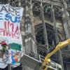 Am Dienstagmorgen um sechs Uhr wurde die Polizei alarmiert Drei junge Kimaaktivisten kletterten auf den Hauptturm des Ulmer Münsters und hängten ein Banner auf. Die Aufschrift: ""Wäre Jesus Klimaaktivist?" Die polizeibekannten jungen Menschen baumelten zusätzlich am Münster. Die Verhaftung vor zahlreichen Schaulustigen auf dem Ulmer Münsterplatz erfolgte per Kran und zog sich dreieinhalb Stunden hin.