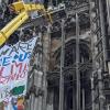 Drei Klimaaktivisten kletterten auf das Ulmer Münster und hängten ein Banner auf. Die Verhaftung musste mit Hilfe eines Krans erfolgen.