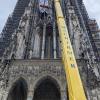 Am Dienstagmorgen um sechs Uhr wurde die Polizei alarmiert Drei junge Kimaaktivisten kletterten auf den Hauptturm des Ulmer Münsters und hängten ein Banner auf. Die Aufschrift: ""Wäre Jesus Klimaaktivist?" Die polizeibekannten jungen Menschen baumelten zusätzlich am Münster. Die Verhaftung vor zahlreichen Schaulustigen auf dem Ulmer Münsterplatz erfolgte per Kran und zog sich dreieinhalb Stunden hin.