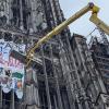 Am Dienstagmorgen um sechs Uhr wurde die Polizei alarmiert Drei junge Kimaaktivisten kletterten auf den Hauptturm des Ulmer Münsters und hängten ein Banner auf. Die Aufschrift: ""Wäre Jesus Klimaaktivist?" Die polizeibekannten jungen Menschen baumelten zusätzlich am Münster. Die Verhaftung vor zahlreichen Schaulustigen auf dem Ulmer Münsterplatz erfolgte per Kran und zog sich dreieinhalb Stunden hin.