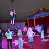 Im großen Zirkuszelt in Bellenberg wird in und vor der Manege trainiert.