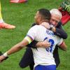 Nationaltrainer Didier Deschamps (r) und Frankreichs Superstar Kylian Mbappé feiern den Sieg gegen Belgien.