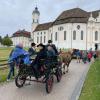 Knapp 40 Teilnehmer waren bei der Sänger- und Musikantenwallfahrt zur Wieskirche dabei. Manche durften sogar mit der Kutsche von Florian Echtler mitfahren.