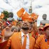 Fans der Niederlande ziehen am Dienstag bei einem Fanwalk durch den Olympiapark.
