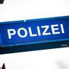 Eine beschädigte Schultoilette hat in Augsburg Teile einer Schule überflutet. Die Polizei sucht nun nach dem Täter.