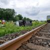 Bei einem Zusammenstoß zwischen einem Zug und einem Auto ist an einem Bahnübergang im bayerischen Landkreis Coburg eine Frau ums Leben gekommen.