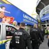 Polizisten und Ordner sichern das deutsche Achtelfinale gegen Dänemark in Dortmund.