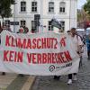 Klimaaktivisten protestieren vor der Gerichtsverhandlung in Cottbus.