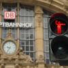Die Stadt Frankfurt hat ihre Ampeln zur EM umgestaltet. Wie hier vor dem Hauptbahnhof zeigt das Männchen die Rote Karte. 