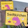Die Stadt Gelsenkirchen wird im Juli Schauplatz für die «Eras Tour» von Superstar Taylor Swift - und gibt zu Ehren der Musikerin einen neuen Namen. Enthüllt wurde das «Swiftkirchen» von Swift-Fan Aleshanee Westhoff.