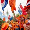 Und da sind sie wieder: Mit bester Laune heizen niederländische Fans die Vorfreude auf das Achtelfinalspiel ihrer Mannschaft gegen Rumänien an.