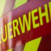 Die Feuerwehr rettete eine lebensgefährlich verletzte Person aus einem brennenden Haus in Berlin-Mariendorf.