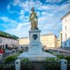Der Komponist hat in seiner Geburtsstadt auch einen nach ihm benannten Platz samt Statue, die dem wahren Mozart aber kaum ähneln dürfte.