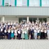 99 Schüler und Schülerinnen des Wertinger Gymnasiums freuen sich über ihre bestandene Abiturprüfung. 