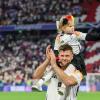 Niclas Füllkrug trägt nach dem ersten EM-Spiel der Deutschen seine Tochter Emilia durch das Stadion.