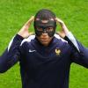 Frankreichs Kylian Mbappé muss wegen eines Nasenbeinbruchs mit Maske spielen.