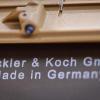 Der Name der Waffenfirma Heckler & Koch steht auf einem Sturmgewehr der Firma, das sie auf einer Fachmesse präsentiert.