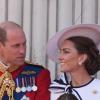 Prinz William, Prince of Wales, und Kate, Princess of Wales, blicken sich an auf dem Balkon des Buckingham Palastes bei der Flugschau im Anschluss an die „Trooping the Colour“-Zeremonie. 