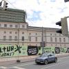 Die Plakate mit Slogans wie „Piepen für Eliten?“ an der Theaterbaustelle hat die Stadt abgehängt - unmittelbar, bevor die Kostensteigerung bekannt wurde. 