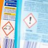 Ätzend und gefährlich: Hinweiszeichen auf Putzmittelverpackungen informieren über potenziell gefährliche Inhaltsstoffe.