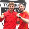 Die beiden Spanier Enrique Rodriguez Cotorruelo (links) und Guillermo 
Garcia Rodriguez spielen für den TSV Pfuhl Fußball und hoffen auf einen 
Sieg ihres Heimatlandes im EM-Spiel Deutschland gegen Spanien