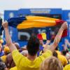 Rumänische Fans feiern auf der Fanzone.