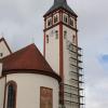 Für eine Sanierung des Turmes der Mindelheimer Stadtpfarrkirche St. Stephan sind im Vorfeld aufwendige Gerüstbauarbeiten nötig.