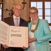Oberbürgermeisterin Eva Weber überreicht ihrem Vorgänger die Ehrenbürgerwürde der Stadt Augsburg.
