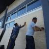 Mitarbeiter eines Möbelhauses in Mexiko verschalen die Fenster zum Schutz vor dem erwarteten Hurrikan «Beryl».