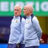 Frankreichs Trainer Didier Deschamps (l) spricht mit Co-Trainer Guy Stephan.