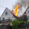 In Hainsfarth ist ein Wohngebäude in Brand geraten, Flammen schlugen am Morgen aus dem Dachstuhl.