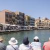 Touristen sitzen am alten Hafen von Chania, Kreta. Rund um die Insel hat es mehrere Erdbeben gegeben.