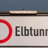 Ein Verkehrsschild mit der Aufschrift «Elbtunnel» steht Anfang April an der Autobahn A7. (Archivbild)