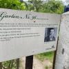 Erinnerungstafeln an den Gartentoren erzählen von den ersten Besitzern der Parzellen im "Kleingartenverein Dr. Schreber"