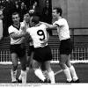 Jubel bei der WM 1966: Horst-Dieter Höttges, gratuliert Torschütze Lothar Emmerich. Uwe Seeler und Franz Beckenbauer tun es ihm beim 2:1-Sieg gegen Spanien gleich.,