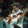 Der bis dato letzte Pflichtspielsieg: Rudi Völler (r.) jubelt über eines seiner beiden Tore beim 2:0-Erfolg gegen Spanien mit Lothar Matthäus.